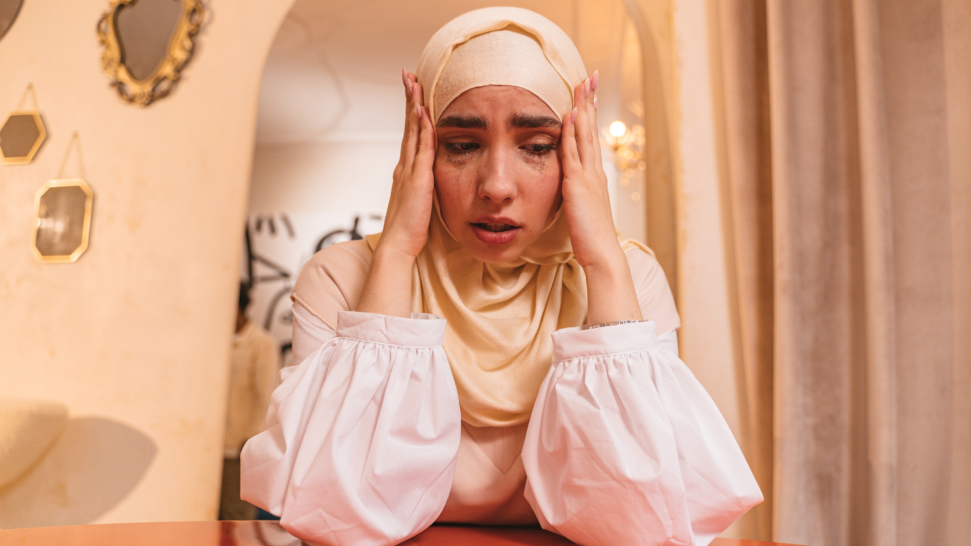 Mantra Yoga Centre Bologna donna triste gestione tristezza trasforma le tue emozioni