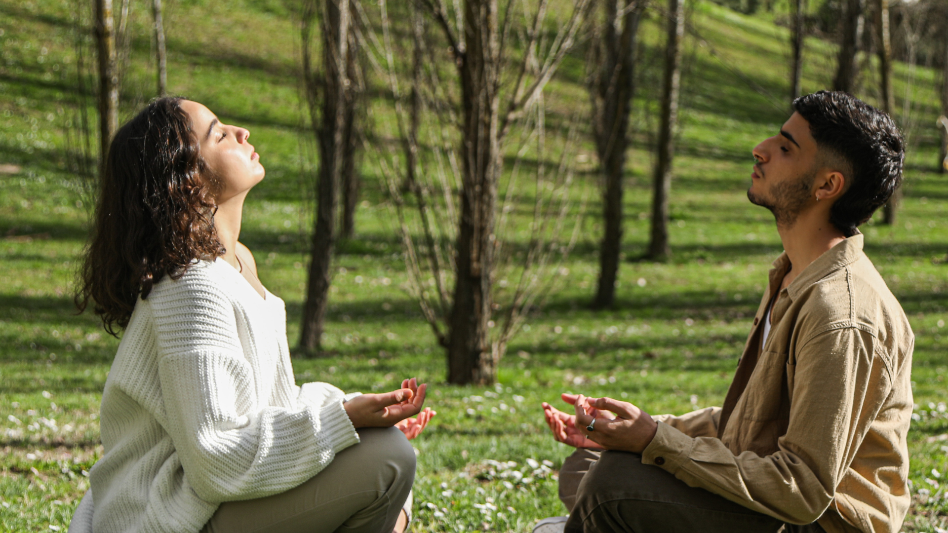 Mantra Yoga Centre Bologna uomo donna meditazione mantra yoga mindfulness natura