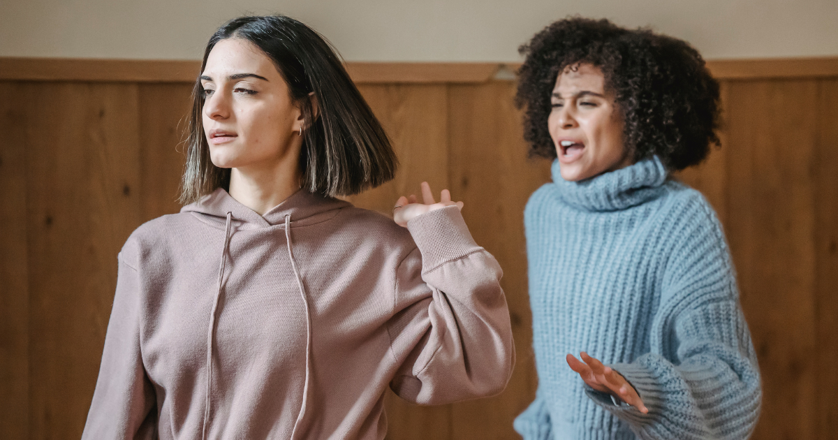 Due persone che litigano e una ignora l'altra