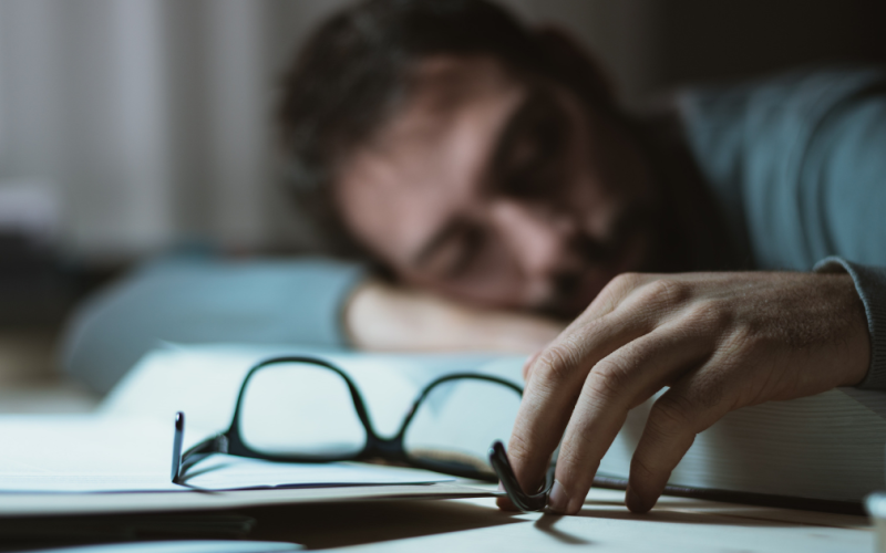 persona assonnata e stanca