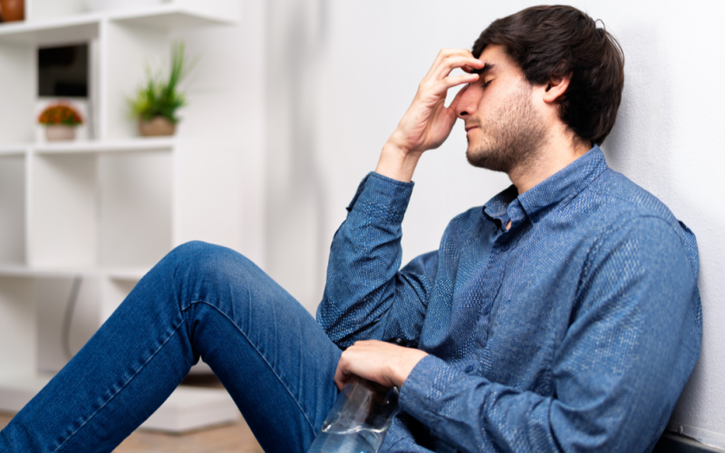 persona in stato di sconforto con sguardo abbattuto